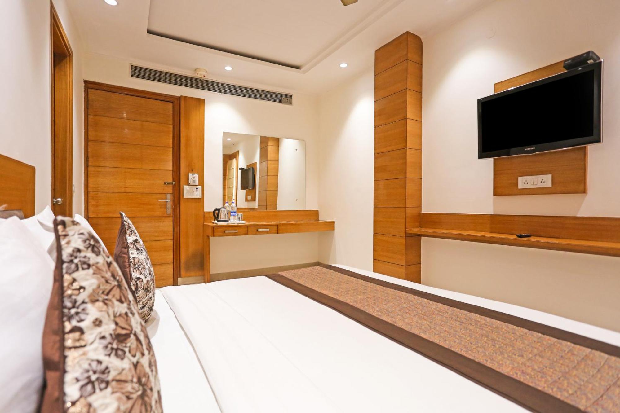 Hotel Silky Palace Near Igi Airportt New Delhi Ngoại thất bức ảnh